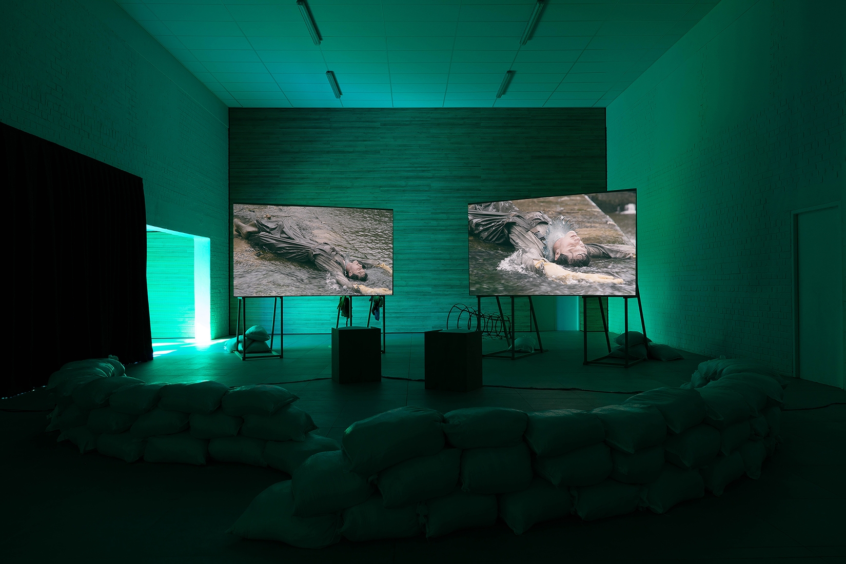 https://abrideswardt.com/files/gimgs/th-81_Installation view Abri de Swardt, Kammakamma (2022-2024), Synchronised two-channel projection, configurable screens, sand from Macassar Dunes, and costumes, 16’54 min.jpg